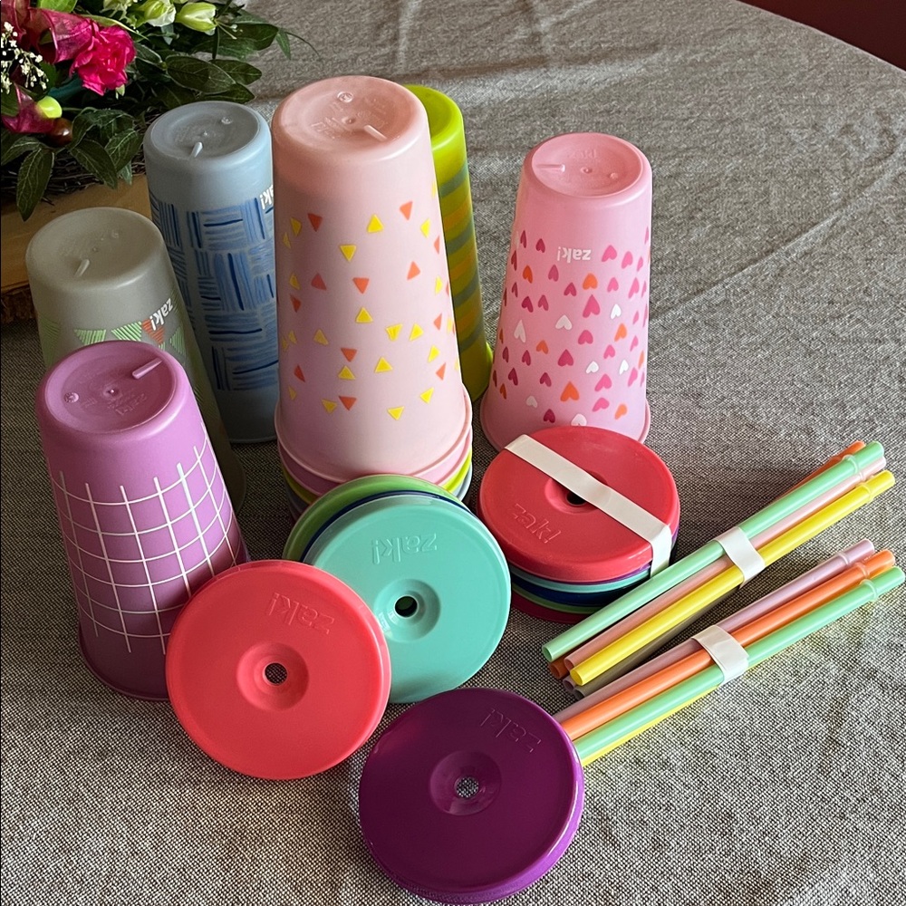 Zak! Color-changing Stackable Plastic Cups with Lids & Straws - set of 12 unused